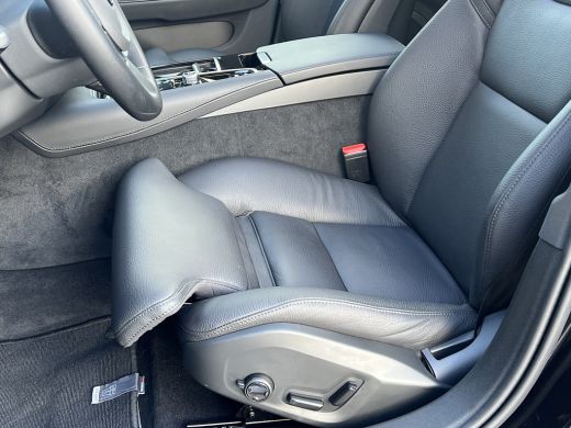 Volvo  V60 T6 Plug-in hybrid AWD Ultra Dark | Trekhaak | Panoramadak | Stoel en Stuurwiel verwarming | Adapt... ActivLease financial lease