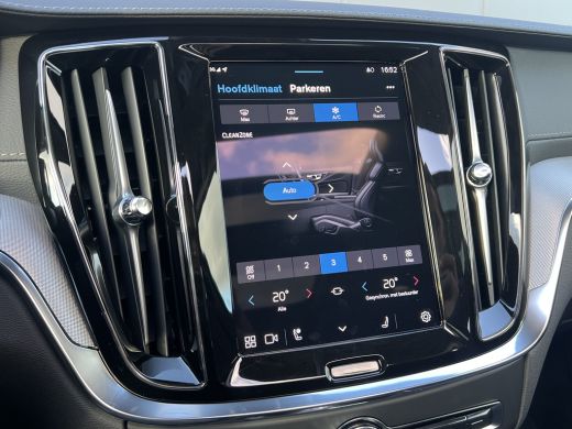 Volvo  V60 T6 Plug-in hybrid AWD Ultra Dark | Trekhaak | Panoramadak | Stoel en Stuurwiel verwarming | Adapt... ActivLease financial lease