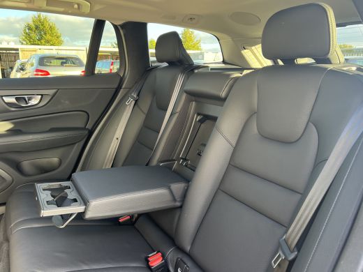 Volvo  V60 T6 Plug-in hybrid AWD Ultra Dark | Trekhaak | Panoramadak | Stoel en Stuurwiel verwarming | Adapt... ActivLease financial lease