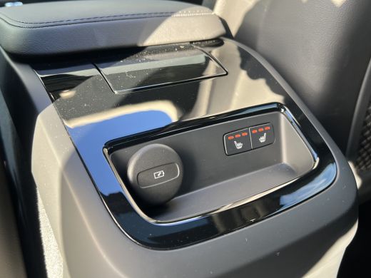 Volvo  V60 T6 Plug-in hybrid AWD Ultra Dark | Trekhaak | Panoramadak | Stoel en Stuurwiel verwarming | Adapt... ActivLease financial lease