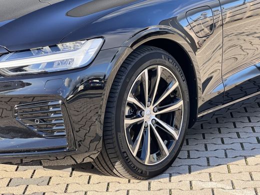 Volvo  V60 T6 Plug-in hybrid AWD Ultra Dark | Trekhaak | Panoramadak | Stoel en Stuurwiel verwarming | Adapt... ActivLease financial lease