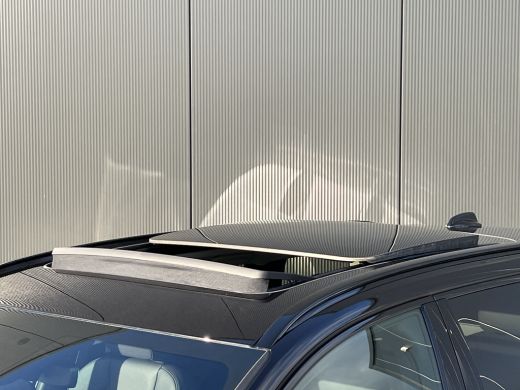 Volvo  V60 T6 Plug-in hybrid AWD Ultra Dark | Trekhaak | Panoramadak | Stoel en Stuurwiel verwarming | Adapt... ActivLease financial lease