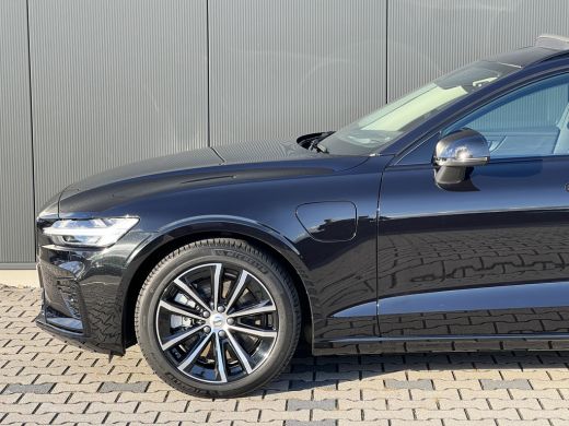 Volvo  V60 T6 Plug-in hybrid AWD Ultra Dark | Trekhaak | Panoramadak | Stoel en Stuurwiel verwarming | Adapt... ActivLease financial lease