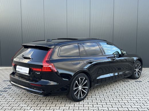 Volvo  V60 T6 Plug-in hybrid AWD Ultra Dark | Trekhaak | Panoramadak | Stoel en Stuurwiel verwarming | Adapt... ActivLease financial lease