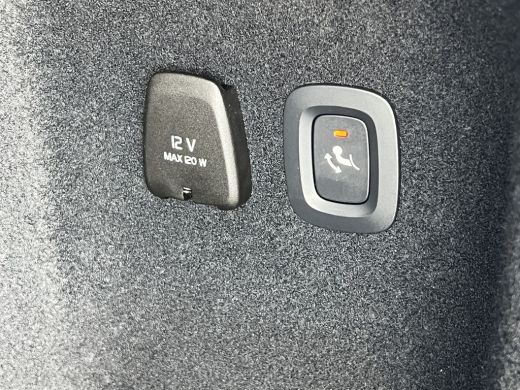 Volvo  V60 T6 Plug-in hybrid AWD Ultra Dark | Trekhaak | Panoramadak | Stoel en Stuurwiel verwarming | Adapt... ActivLease financial lease