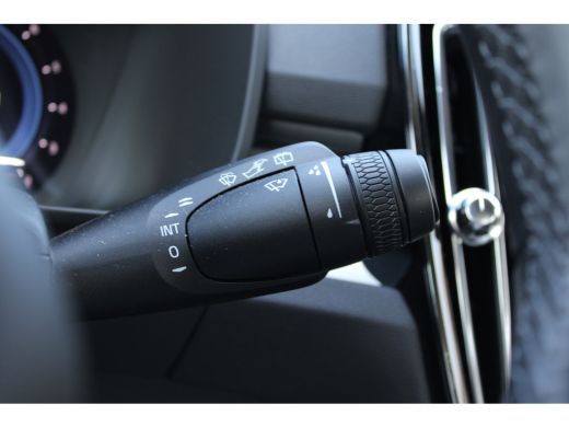 Volvo  XC40 2.0 B4 Plus Dark Trekhaak | Harman Kardon | Stoel + stuur verwarming | Camera | Adaptive cruise c... ActivLease financial lease