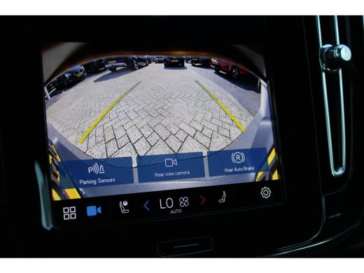 Volvo  XC40 2.0 B4 Plus Dark Trekhaak | Harman Kardon | Stoel + stuur verwarming | Camera | Adaptive cruise c... ActivLease financial lease