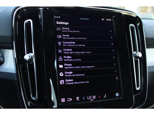 Volvo  XC40 2.0 B4 Plus Dark Trekhaak | Harman Kardon | Stoel + stuur verwarming | Camera | Adaptive cruise c... ActivLease financial lease