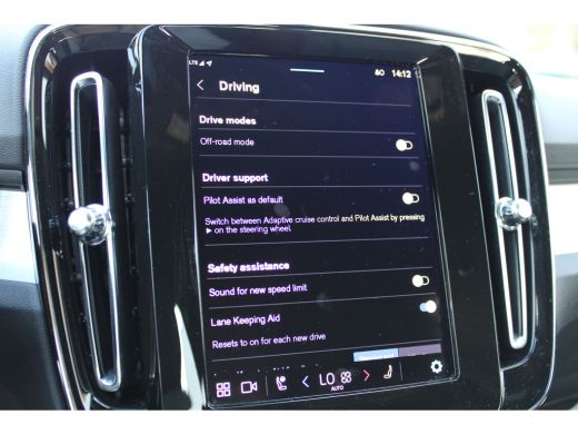 Volvo  XC40 2.0 B4 Plus Dark Trekhaak | Harman Kardon | Stoel + stuur verwarming | Camera | Adaptive cruise c... ActivLease financial lease