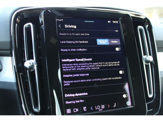 Volvo  XC40 2.0 B4 Plus Dark Trekhaak | Harman Kardon | Stoel + stuur verwarming | Camera | Adaptive cruise c... ActivLease financial lease