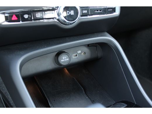 Volvo  XC40 2.0 B4 Plus Dark Trekhaak | Harman Kardon | Stoel + stuur verwarming | Camera | Adaptive cruise c... ActivLease financial lease