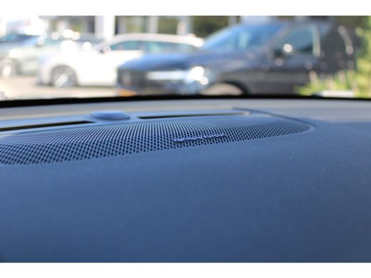 Volvo  XC40 2.0 B4 Plus Dark Trekhaak | Harman Kardon | Stoel + stuur verwarming | Camera | Adaptive cruise c... ActivLease financial lease