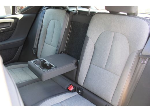 Volvo  XC40 2.0 B4 Plus Dark Trekhaak | Harman Kardon | Stoel + stuur verwarming | Camera | Adaptive cruise c... ActivLease financial lease