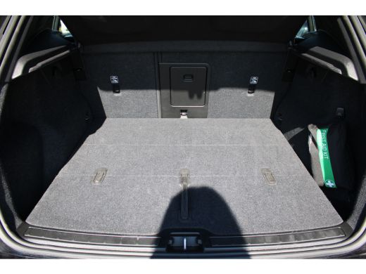 Volvo  XC40 2.0 B4 Plus Dark Trekhaak | Harman Kardon | Stoel + stuur verwarming | Camera | Adaptive cruise c... ActivLease financial lease