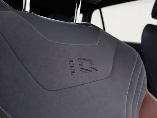 Volkswagen ID.4 First 77 kWh 1st EDITION + WEGKL. TREKHAAK | 20 INCH | CAMERA | STOELVERW. | APPLE CARPLAY ActivLease financial lease
