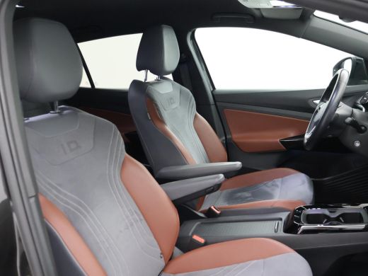 Volkswagen ID.4 First 77 kWh 1st EDITION + WEGKL. TREKHAAK | 20 INCH | CAMERA | STOELVERW. | APPLE CARPLAY ActivLease financial lease