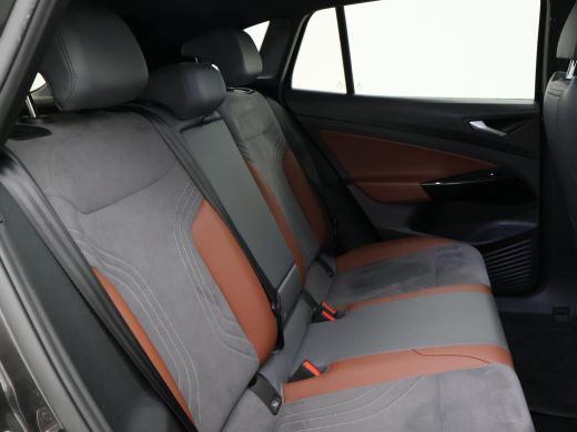 Volkswagen ID.4 First 77 kWh 1st EDITION + WEGKL. TREKHAAK | 20 INCH | CAMERA | STOELVERW. | APPLE CARPLAY ActivLease financial lease