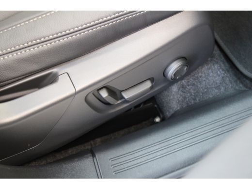 Volvo  XC40 B4 200PK Plus Dark | Lounge Pack | 360° | 20" | Leder | Privacy glas ActivLease financial lease