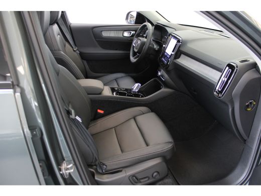 Volvo  XC40 B4 200PK Plus Dark | Lounge Pack | 360° | 20" | Leder | Privacy glas ActivLease financial lease
