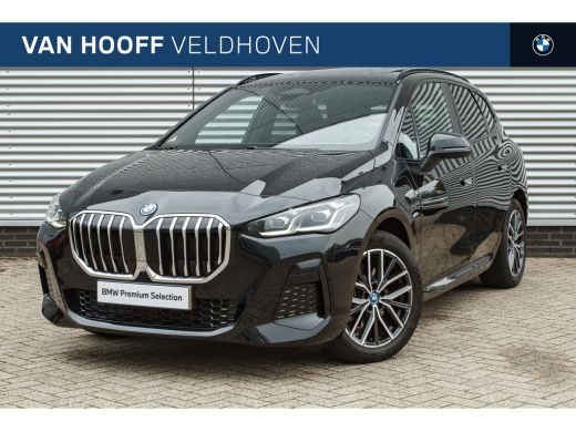 BMW 2 Serie 225e xDrive M Sport Automaat / Panoramadak / Sportstoelen / Achteruitrijcamera / M Adaptief onder...
