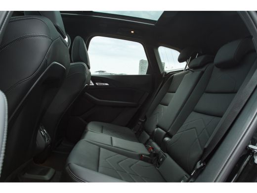 BMW 2 Serie 225e xDrive M Sport Automaat / Panoramadak / Sportstoelen / Achteruitrijcamera / M Adaptief onder... ActivLease financial lease