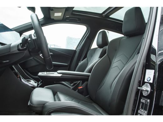 BMW 2 Serie 225e xDrive M Sport Automaat / Panoramadak / Sportstoelen / Achteruitrijcamera / M Adaptief onder... ActivLease financial lease