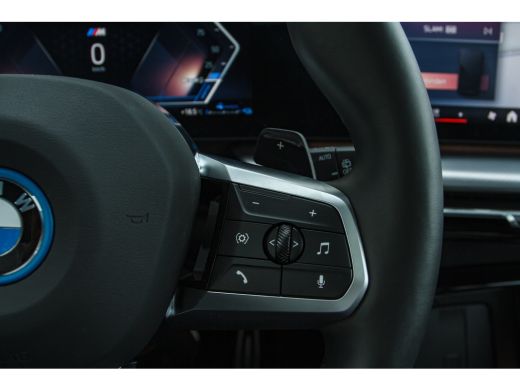 BMW 2 Serie 225e xDrive M Sport Automaat / Panoramadak / Sportstoelen / Achteruitrijcamera / M Adaptief onder... ActivLease financial lease