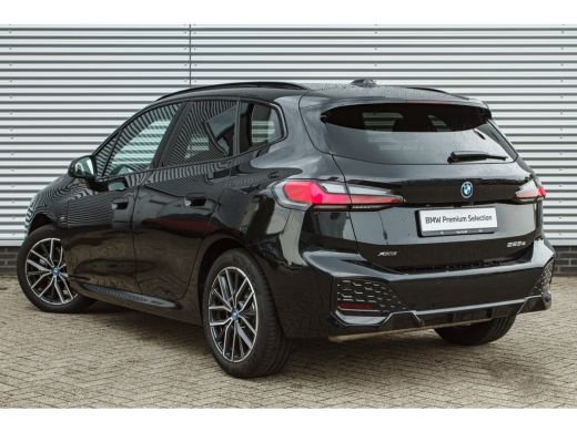 BMW 2 Serie 225e xDrive M Sport Automaat / Panoramadak / Sportstoelen / Achteruitrijcamera / M Adaptief onder... ActivLease financial lease