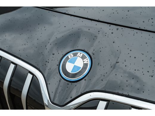 BMW 2 Serie 225e xDrive M Sport Automaat / Panoramadak / Sportstoelen / Achteruitrijcamera / M Adaptief onder... ActivLease financial lease