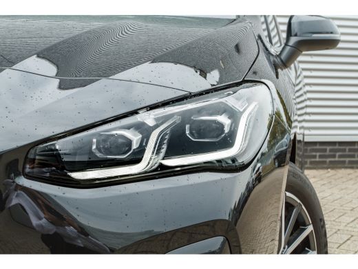 BMW 2 Serie 225e xDrive M Sport Automaat / Panoramadak / Sportstoelen / Achteruitrijcamera / M Adaptief onder... ActivLease financial lease
