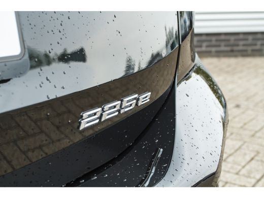 BMW 2 Serie 225e xDrive M Sport Automaat / Panoramadak / Sportstoelen / Achteruitrijcamera / M Adaptief onder... ActivLease financial lease