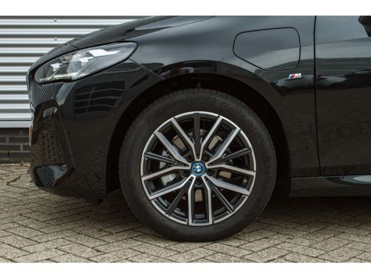 BMW 2 Serie 225e xDrive M Sport Automaat / Panoramadak / Sportstoelen / Achteruitrijcamera / M Adaptief onder... ActivLease financial lease