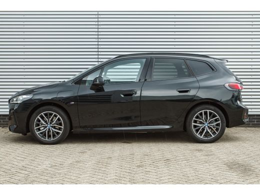 BMW 2 Serie 225e xDrive M Sport Automaat / Panoramadak / Sportstoelen / Achteruitrijcamera / M Adaptief onder... ActivLease financial lease