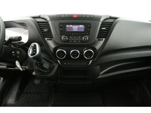 Iveco Daily 35S16V 2.3 352 L2H2 | 157PK | 3500kg Trekgew. | Automaat | Airco | Parkeersensoren | 3 Persoons ActivLease financial lease