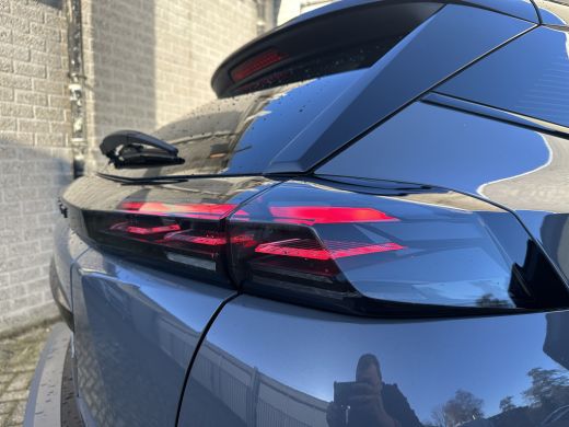 Peugeot 2008 1.2 Hybrid 136 GT | Achterbank in delen neerklapbaar | Achteruitrijcamera | Airco (automatisch) ActivLease financial lease