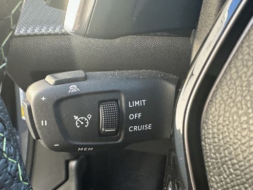 Peugeot 2008 1.2 Hybrid 136 GT | Achterbank in delen neerklapbaar | Achteruitrijcamera | Airco (automatisch) ActivLease financial lease