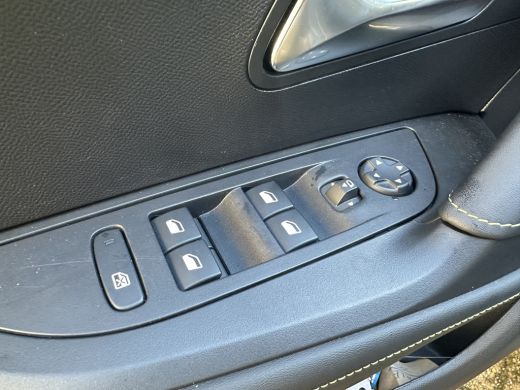 Peugeot 2008 1.2 Hybrid 136 GT | Achterbank in delen neerklapbaar | Achteruitrijcamera | Airco (automatisch) ActivLease financial lease