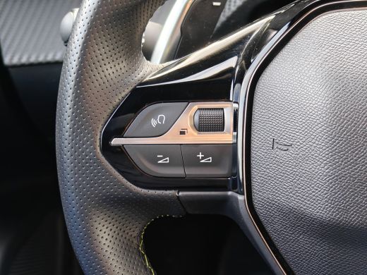 Peugeot 2008 1.2 Hybrid 136 GT | Achterbank in delen neerklapbaar | Achteruitrijcamera | Afwijkende dakkleur ActivLease financial lease