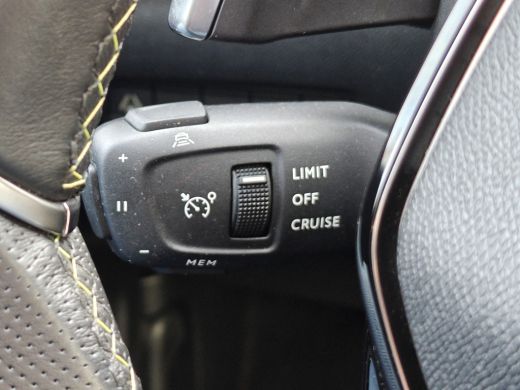 Peugeot 2008 1.2 Hybrid 136 GT | Achterbank in delen neerklapbaar | Achteruitrijcamera | Afwijkende dakkleur ActivLease financial lease