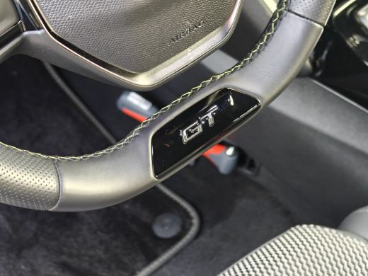 Peugeot 2008 1.2 Hybrid 136 GT | Achterbank in delen neerklapbaar | Achteruitrijcamera | Afwijkende dakkleur ActivLease financial lease