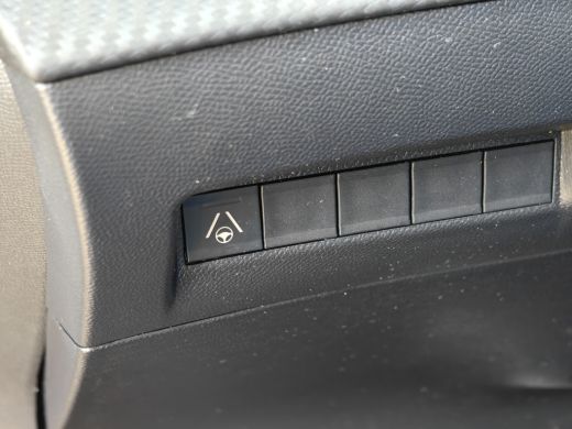 Peugeot 2008 1.2 Hybrid 136 GT | Achterbank in delen neerklapbaar | Achteruitrijcamera | Afwijkende dakkleur ActivLease financial lease