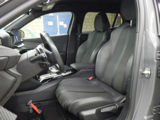 Peugeot 2008 1.2 Hybrid 136 GT | Achterbank in delen neerklapbaar | Achteruitrijcamera | Afwijkende dakkleur ActivLease financial lease