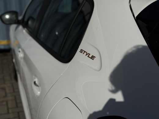Peugeot 208 1.2 Hybrid 110 e-DCS6 Style | Achterspoiler | Airco | Cruise control ActivLease financial lease