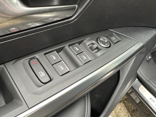 Peugeot 3008 1.2 Hybrid 136 GT | Achterbank in delen neerklapbaar | Achteruitrijcamera | Apple Carplay/Android... ActivLease financial lease