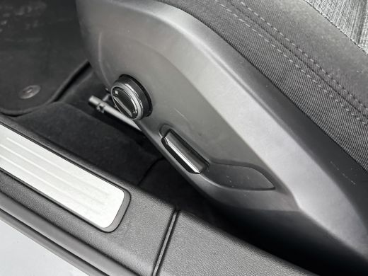 Volvo  V60 T6 Recharge Essential | 18" | Trekhaak | Stoel/stuurverwarming | Getint glas | Parkeerverwarming ... ActivLease financial lease