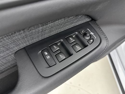 Volvo  V60 T6 Recharge Essential | 18" | Trekhaak | Stoel/stuurverwarming | Getint glas | Parkeerverwarming ... ActivLease financial lease