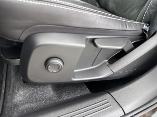 Volvo  XC40 T4 Recharge R-Design Leder/Nubuck | Adaptieve cruise | BLIS | Parkeercamera | Stoel/stuurverwarming ActivLease financial lease