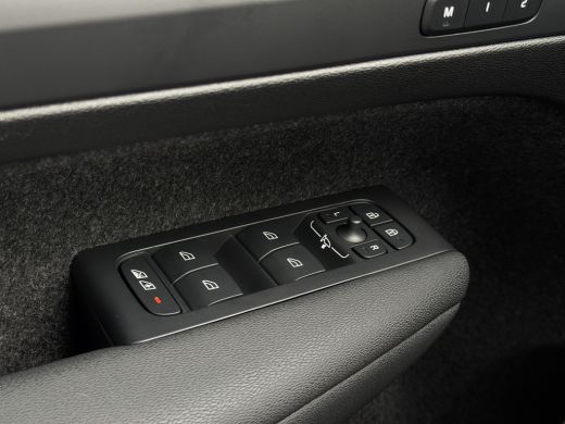 Volvo  XC40 2.0 B4 Plus Dark | Harman/Kardon | Pilot Assist | Trekhaak | Camera | ActivLease financial lease