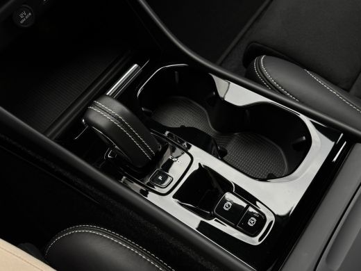 Volvo  XC40 1.5 T3 R-Design | Pilot Assist | Camera | BLIS | Keyless | ActivLease financial lease