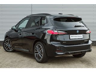 BMW 2 Serie 225e xDrive M Sport Automaat / Panoramadak / Sportstoelen / Achteruitrijcamera / M Adaptief onder...